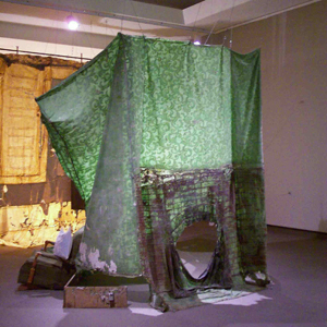 2004, Installation